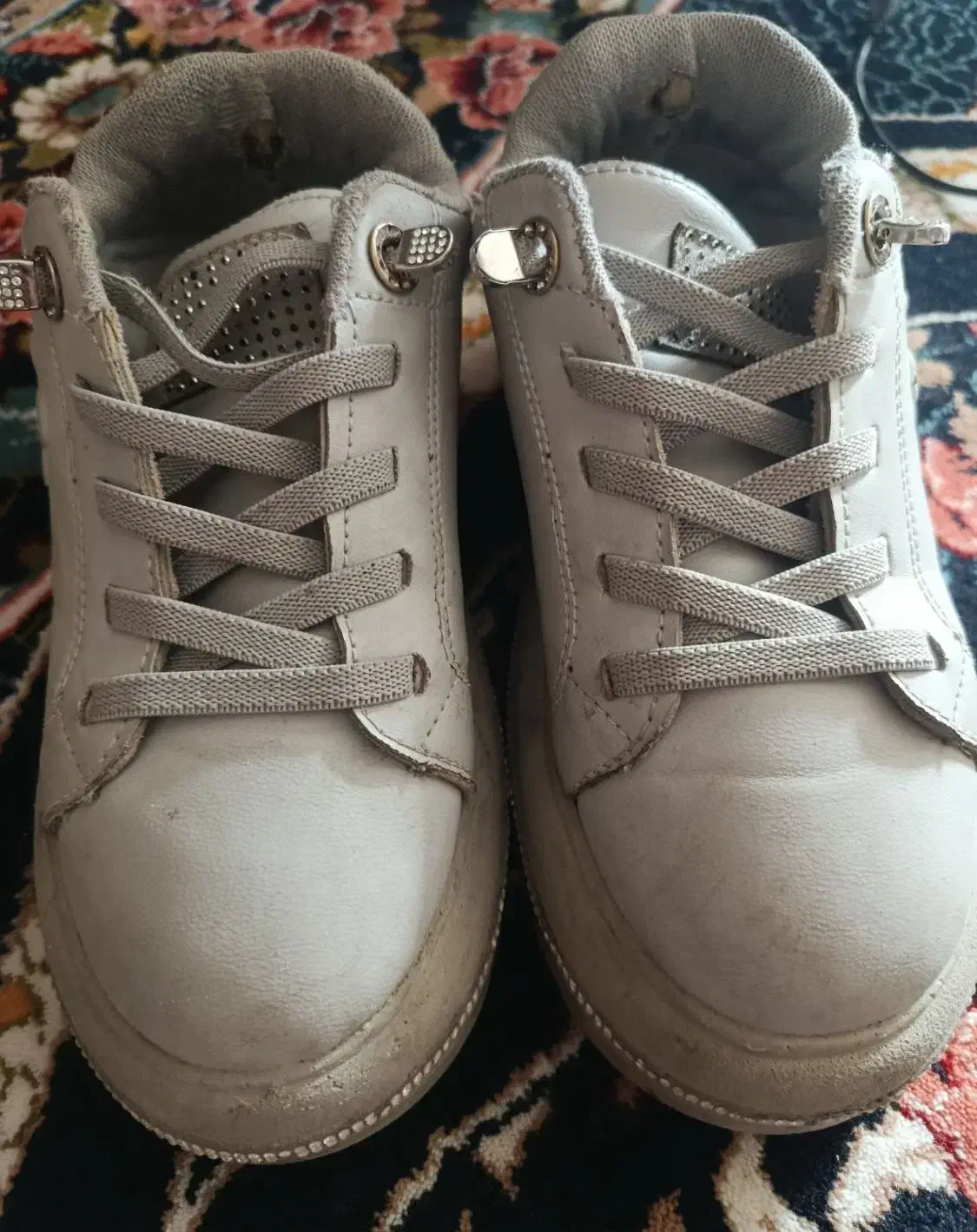 کفش|کیف، کفش، کمربند|گلبهار, شهر جدید گلبهار|دیوار