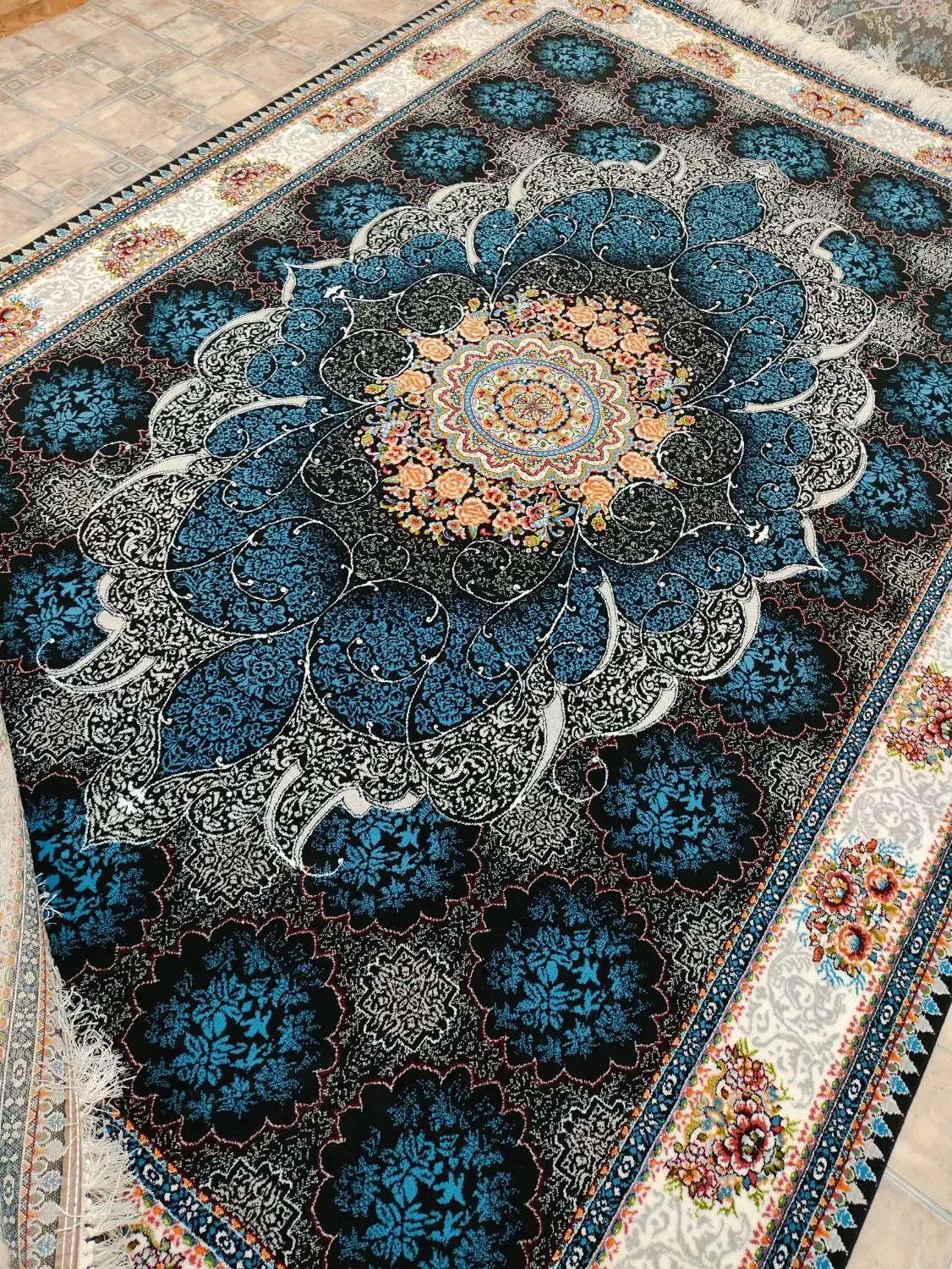 شیش تا فرش دوازده متری و دوتا شیش همرنگ نخی|فرش|کرمانشاه, |دیوار