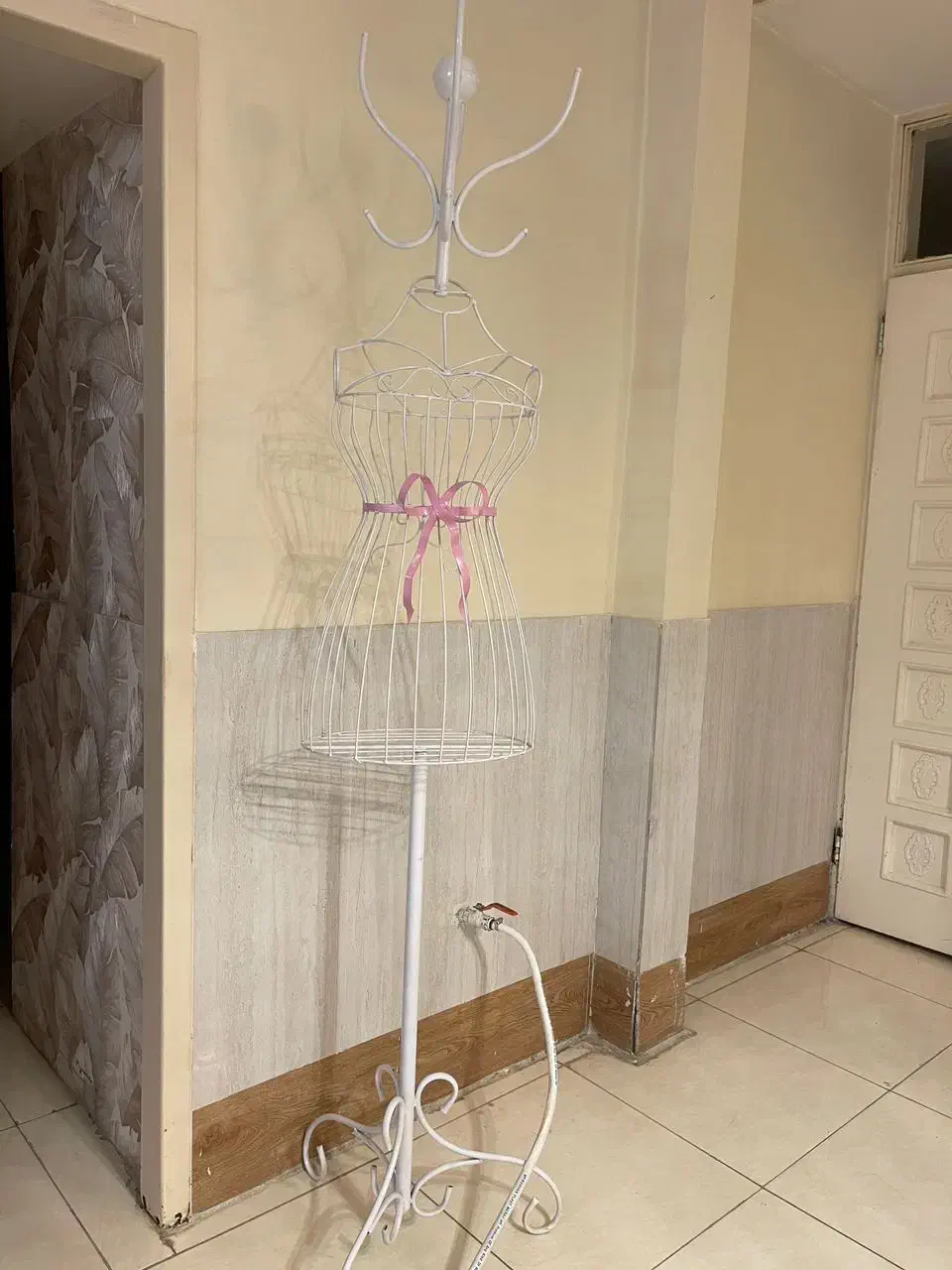 چوب لباسی مانکن|بندرخت و رختآویز|اصفهان, هزارجریب|دیوار