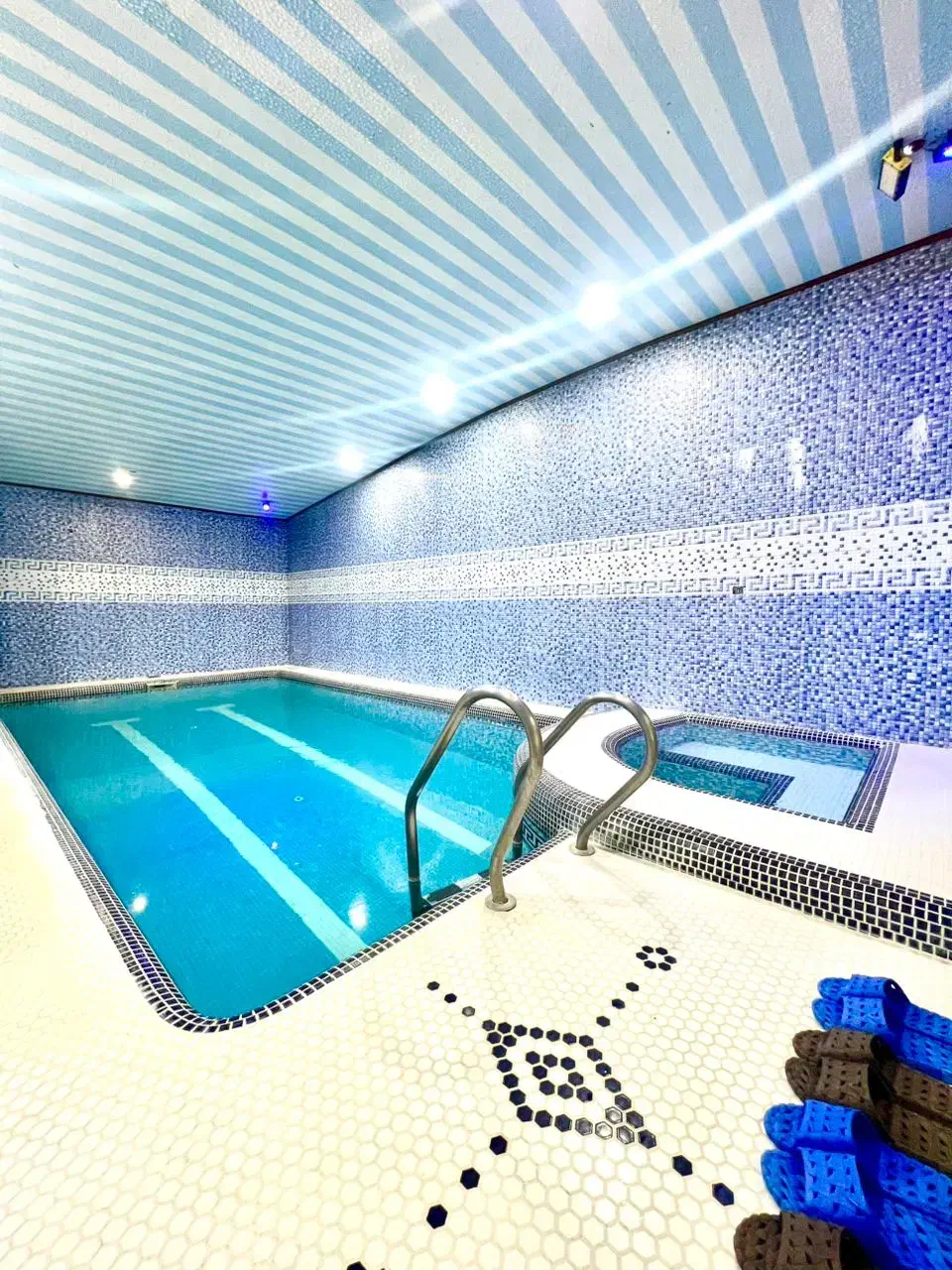 اجاره روزانه/هفتگی ویلای استخردار ساحلی سرخرود|اجارهٔ کوتاهمدت ویلا و باغ|سرخرود, |دیوار