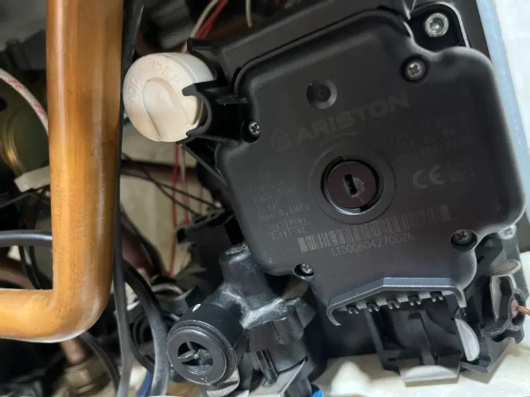 پکیج اریستون در حد نو واقعی|آبگرمکن، پکیج، شوفاژ|اندیشه, اندیشه فاز ۳|دیوار