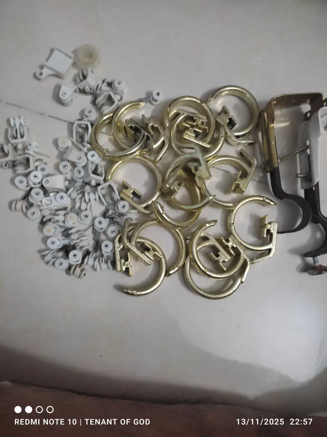 گیره پرده پانچی و سوراخداربا ۲ عدد پایه دیواری|پرده، رانر، رومیزی|مشهد, ایثارگران|دیوار