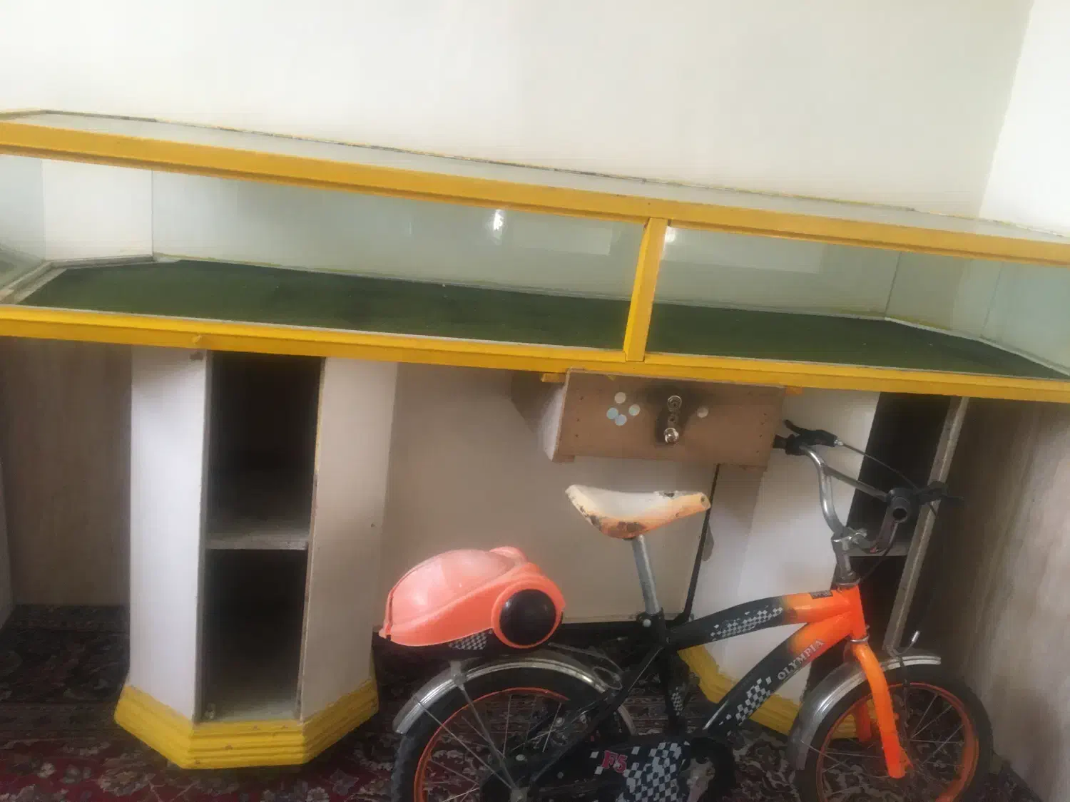 دوعدد ویترین و یک عدد دوچرخه بچه گانه|حراج|درگز, |دیوار