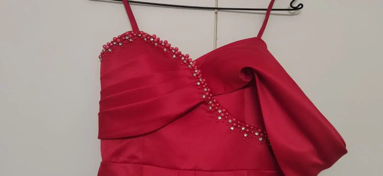 پیراهن پرنسسی قرمز|لباس|بومهن, |دیوار