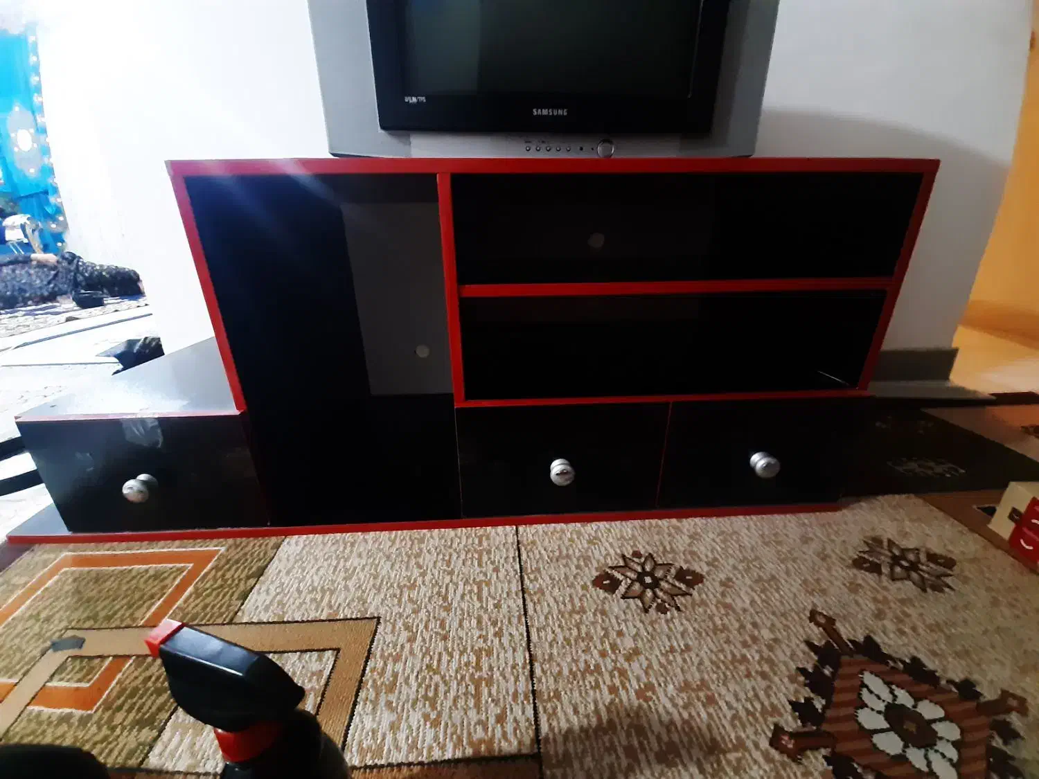 میز و تلوزیون در حد نو و سالم به شرط،سالمی|تلویزیون و پروژکتور|کرمانشاه, |دیوار