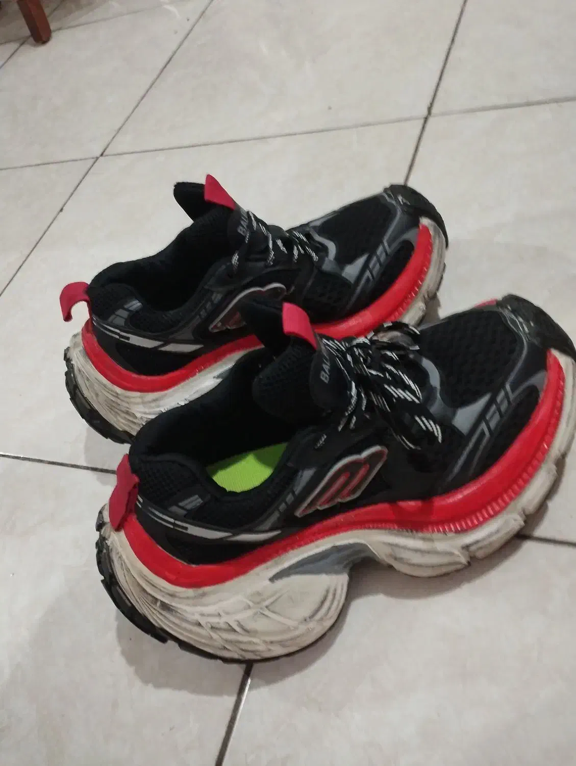 کتونی بالنسیاگا|کیف، کفش، کمربند|اندیشه, اندیشه فاز ۱|دیوار