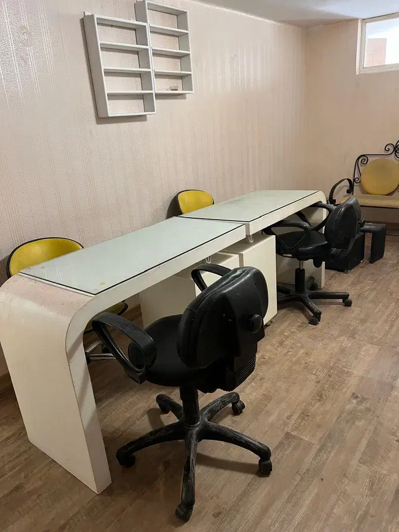 ۳ عدد میز ناخن + ۶ صندلی جک‌دار + استند لاک|آرایشگاه و سالن‌های زیبایی|پرند, فاز ۶|دیوار