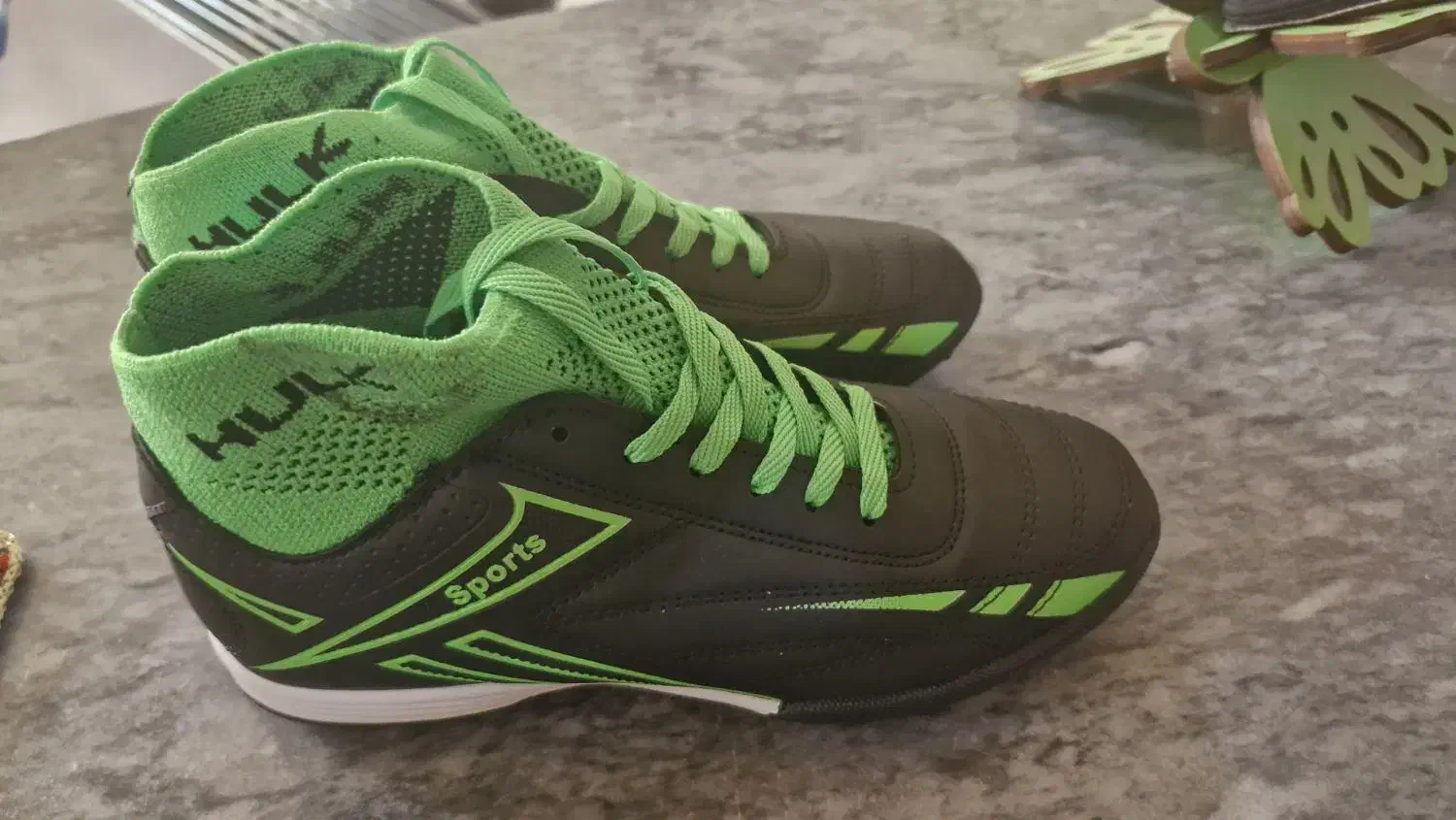 کفش ورزشی مناسب چمن|کیف، کفش، کمربند|خوی, |دیوار