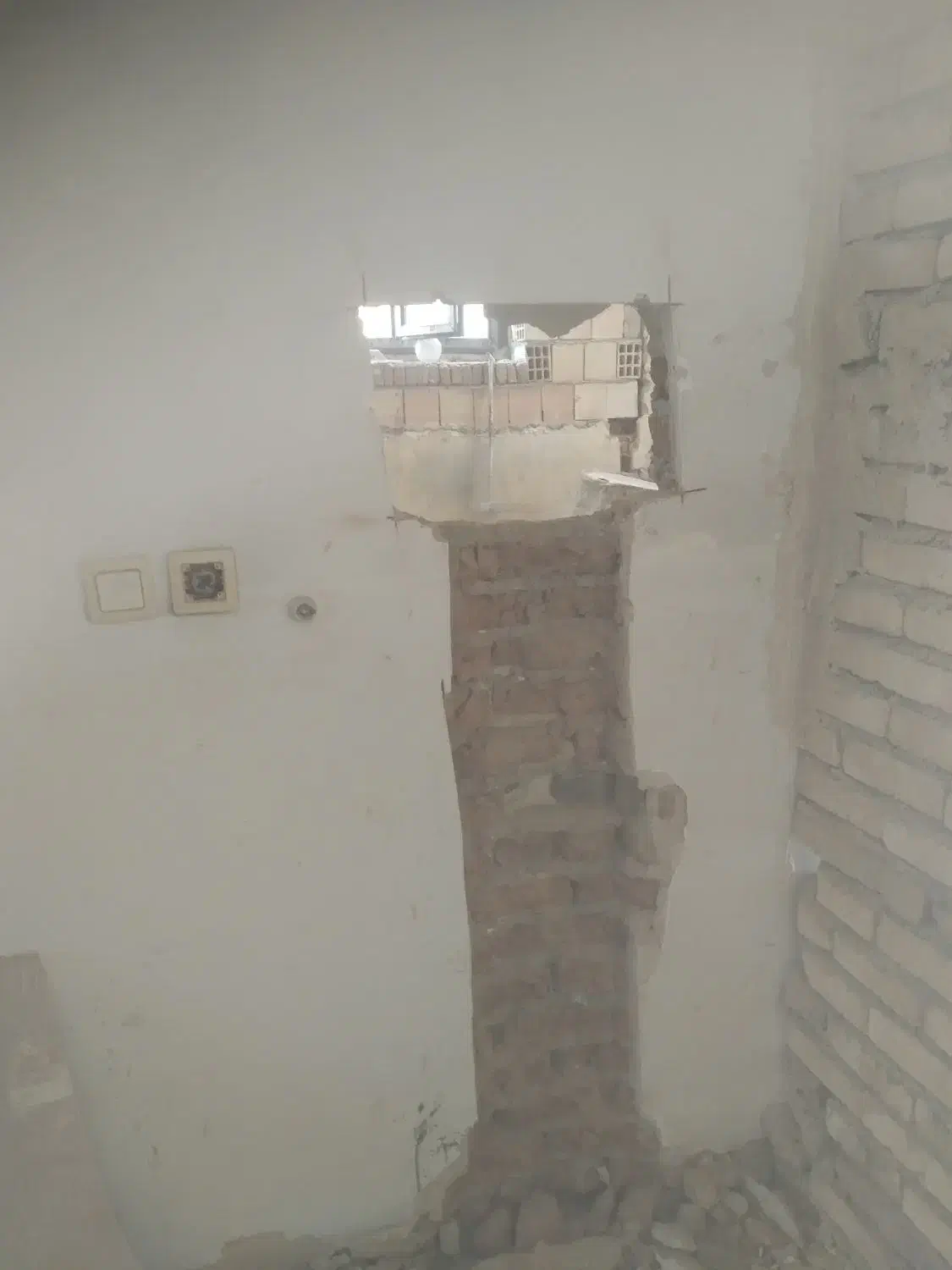 کند کاری سیم کشی و لوله کشی و سورخ کاری|خدمات پیشه و مهارت|ارومیه, |دیوار