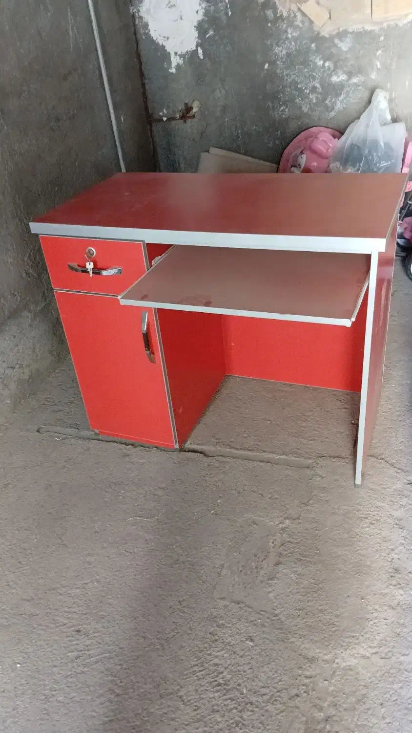 میز تحریر|میز تحریر و کامپیوتر|میانه, |دیوار