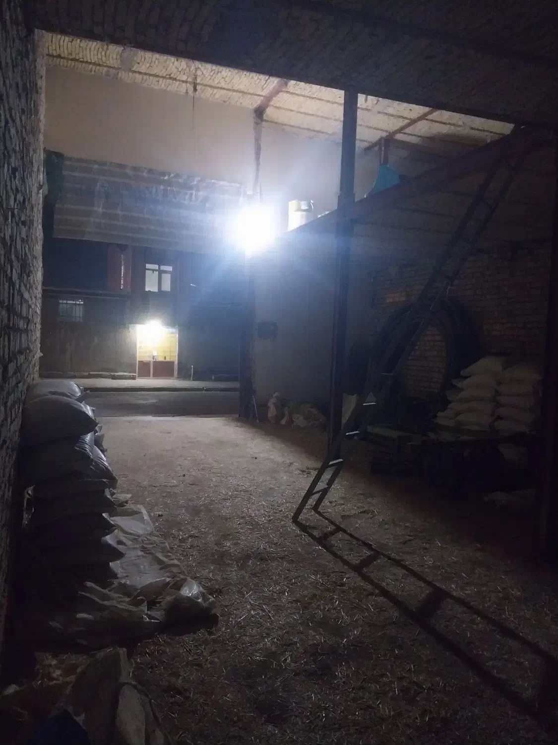 اجاره انباری ۲۰۰ متر فامنین|اجارهٔ مغازه و غرفه|فامنین, |دیوار