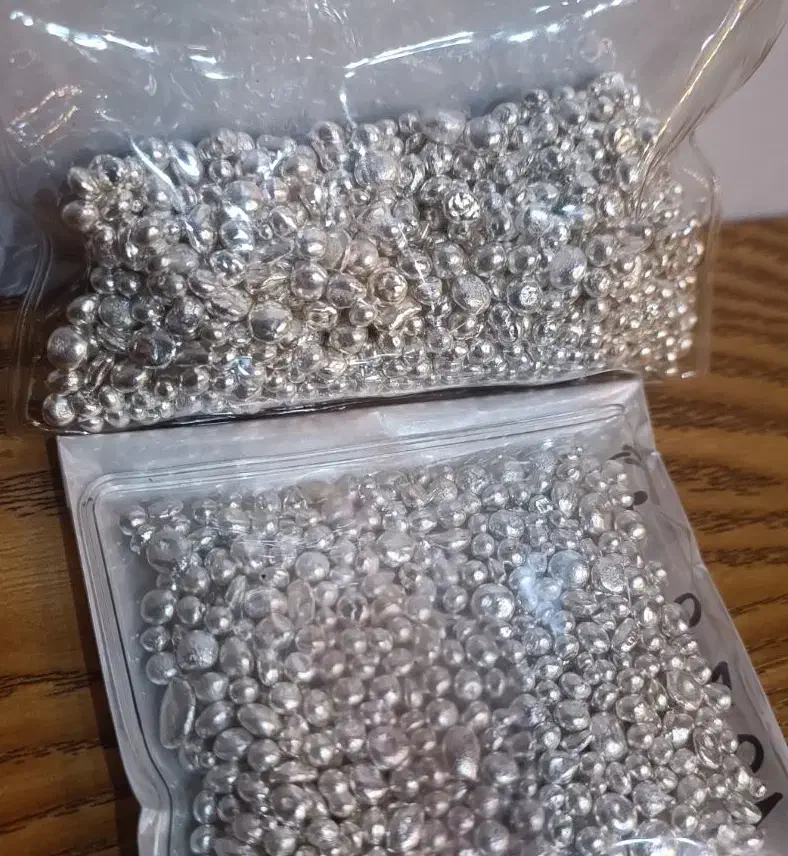 ساچمه نقره|جواهرات|رشت, فلسطین|دیوار