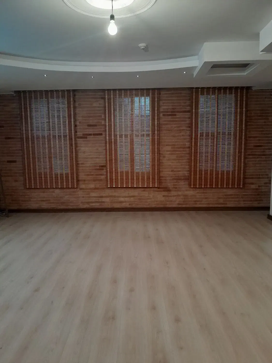 پرده|پرده، رانر، رومیزی|شاهین‌شهر, خبرنگار|دیوار