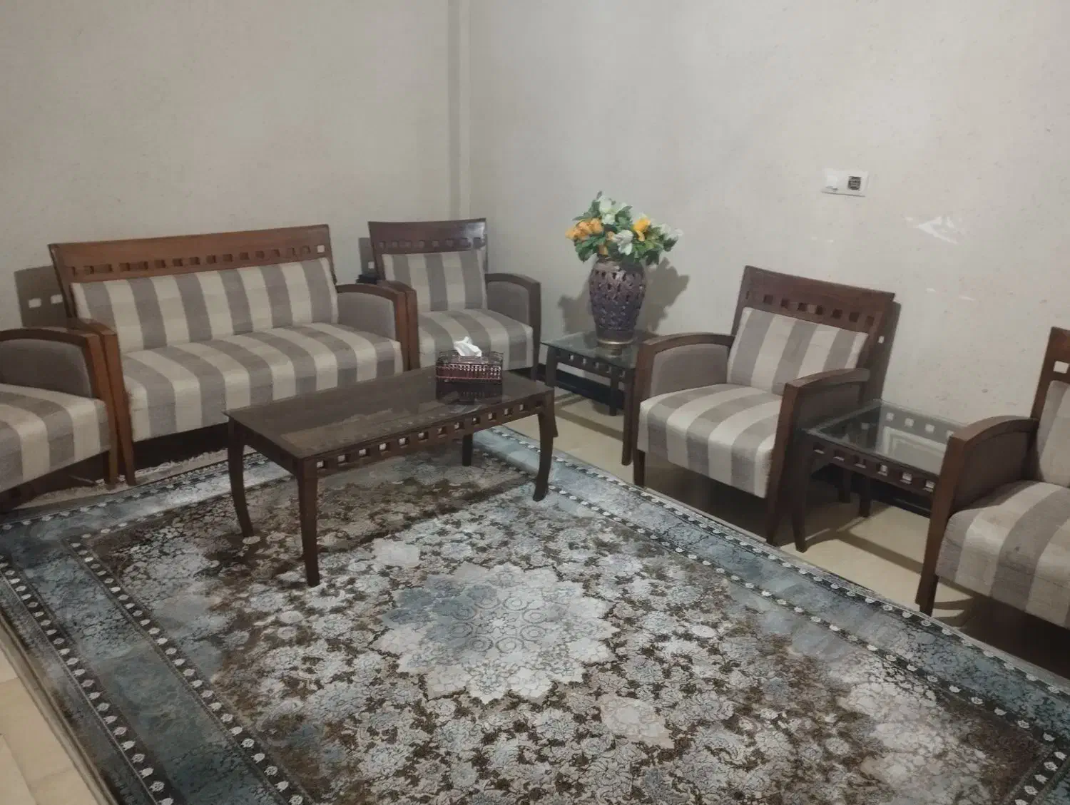 مبل هفت نفره ومیز جلو مبلی و دو عدد عسلی|مبلمان خانگی و میز عسلی|همدان, |دیوار