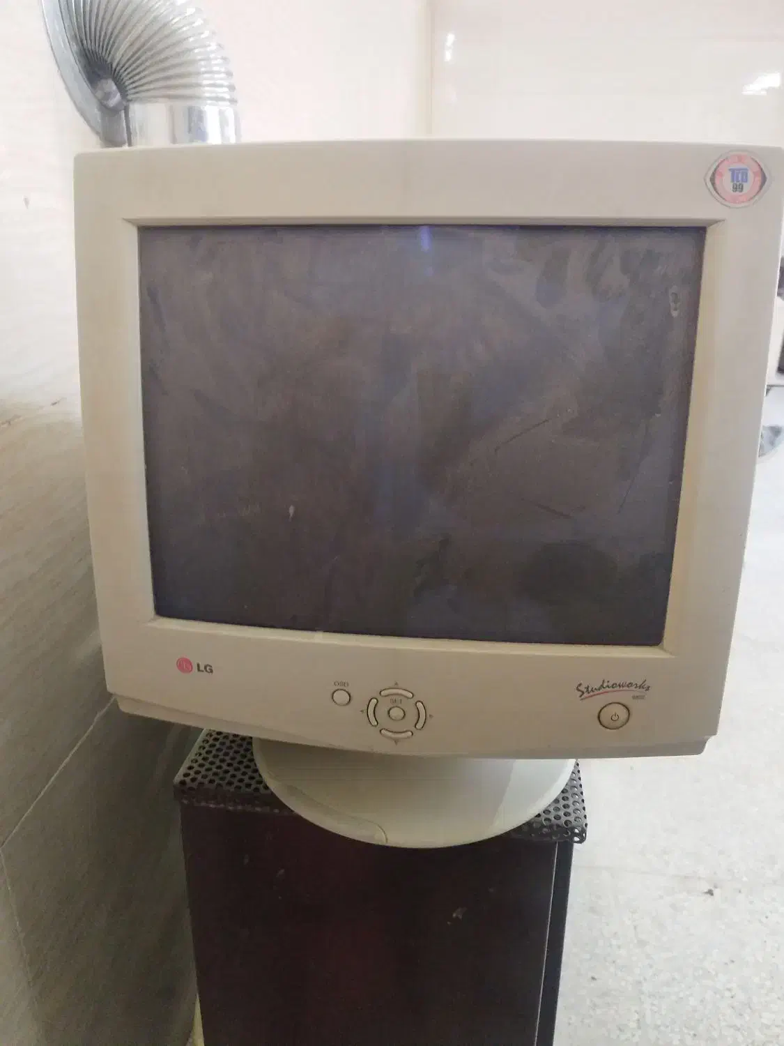 مانیتور قدیمی ال جی سالم|قطعات و لوازم جانبی رایانه|شیراز, شهرک صنعتی شیراز|دیوار