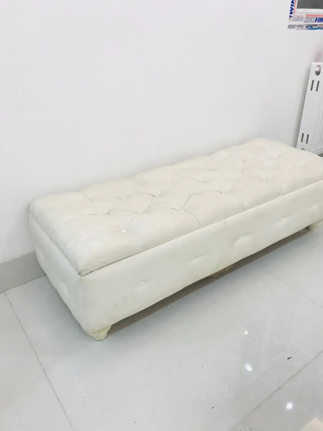 پاف کنار تخت برای نشیمن موجوده|تخت و سرویس خواب|دوگنبدان, |دیوار