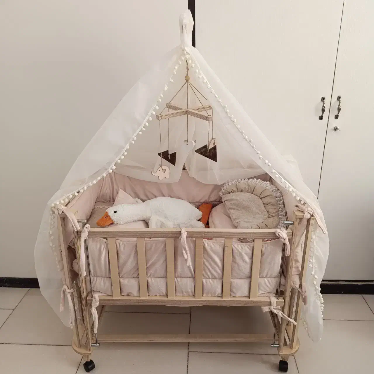 گهواره ، تخت کنار مادر|تخت و صندلی بچه|قم, شاه سید علی|دیوار