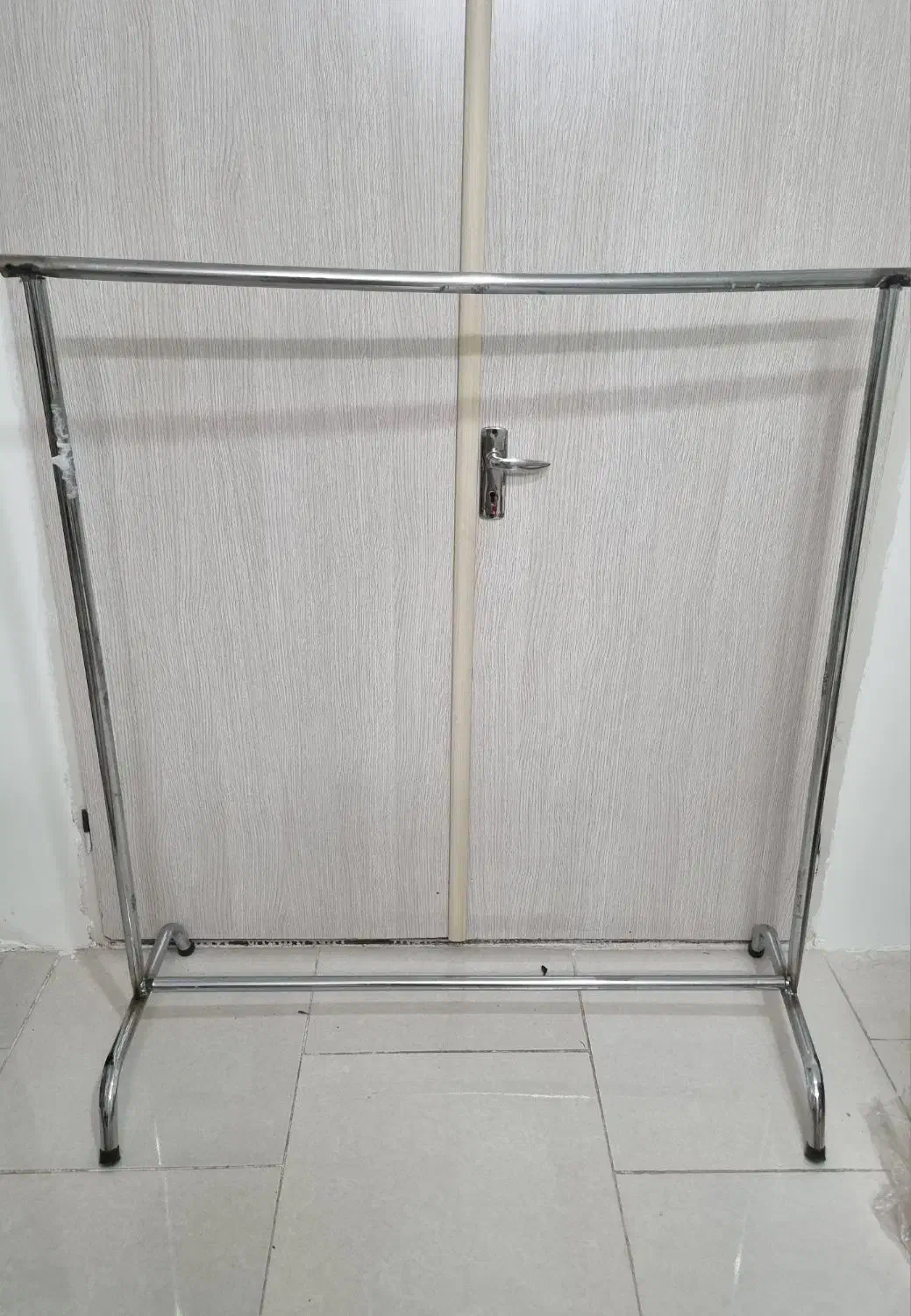 رگال لباس|بندرخت و رخت‌آویز|سبزوار, امیر کبیر|دیوار