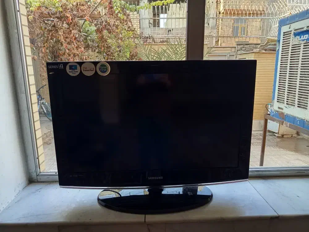 تلوزیونی اینج|تلویزیون و پروژکتور|پیر بکران, |دیوار