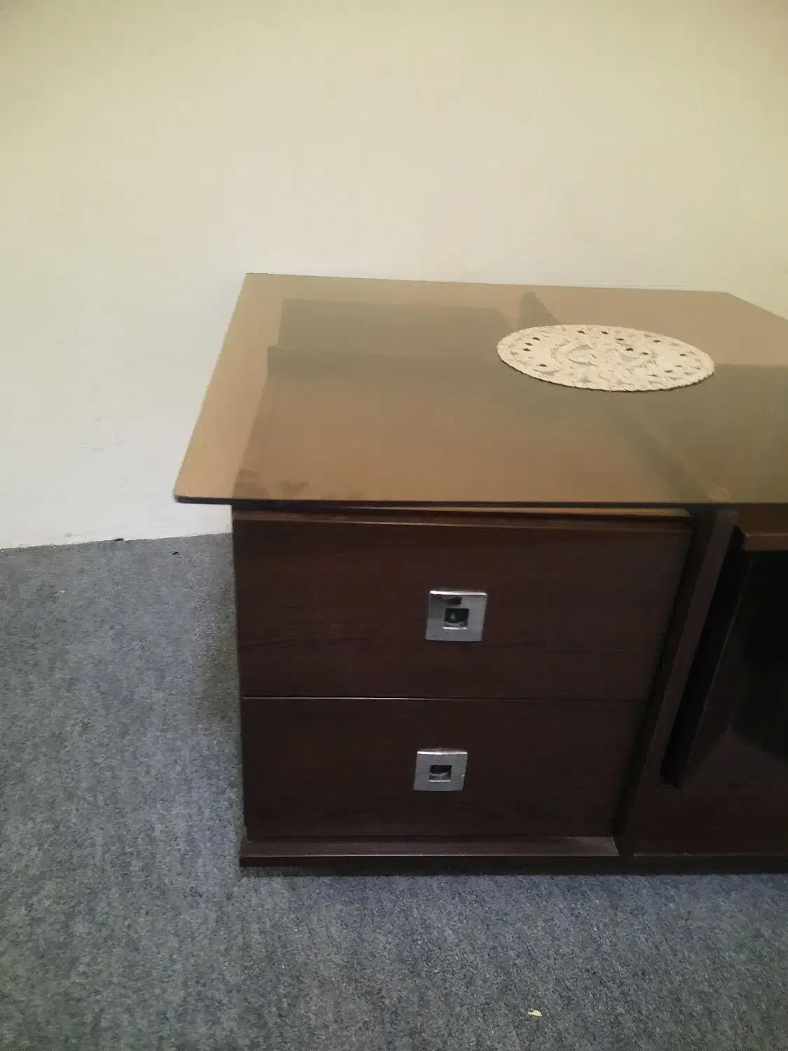 میز عسلی سالم و تمیز|مبلمان خانگی و میز عسلی|اقبالیه, |دیوار