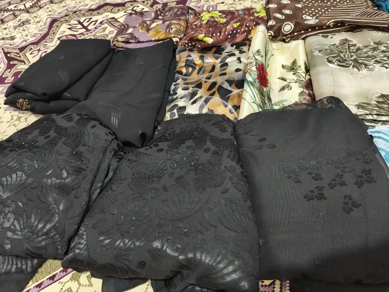 تعدادی پارچه|لباس|مرند, |دیوار