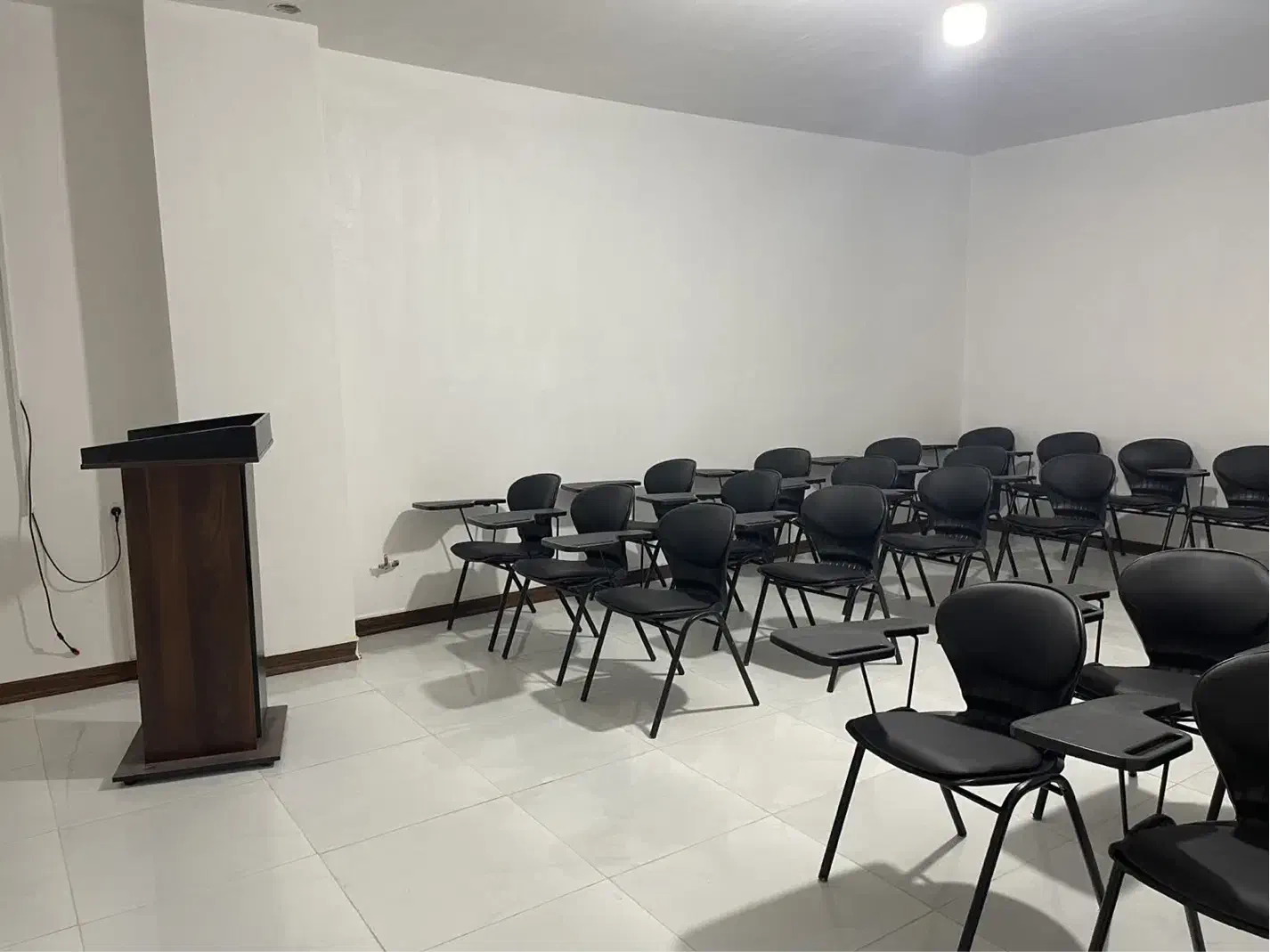 اجاره سالن آموزشی، سمینار، کلاس و کارگاه|اجارهٔ کوتاهمدت دفتر کار و فضای آموزشی|اصفهان, تیران|دیوار