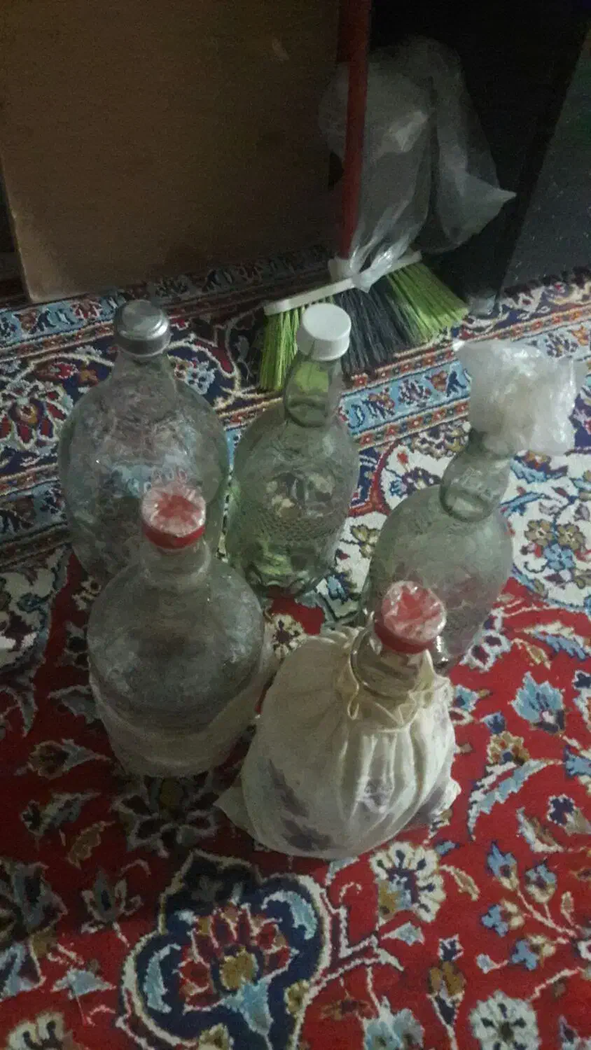 بطری آبلیمو و آبغوره|ظروف نگهدارنده، پلاستیکی، یک‌بارمصرف|صحنه, |دیوار