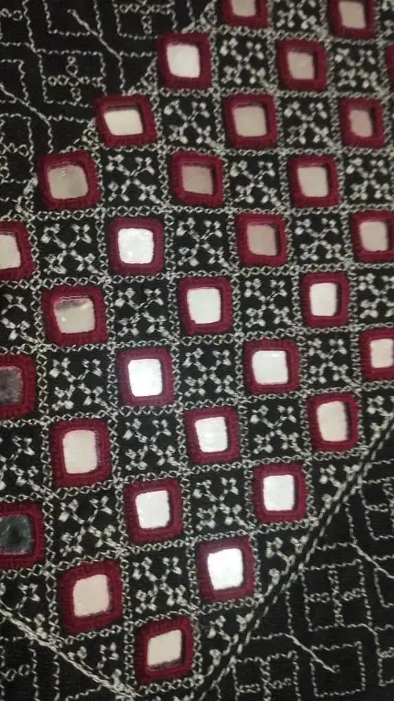 زیاستین هزار آینه نیمه کاره|لباس|کورین, |دیوار