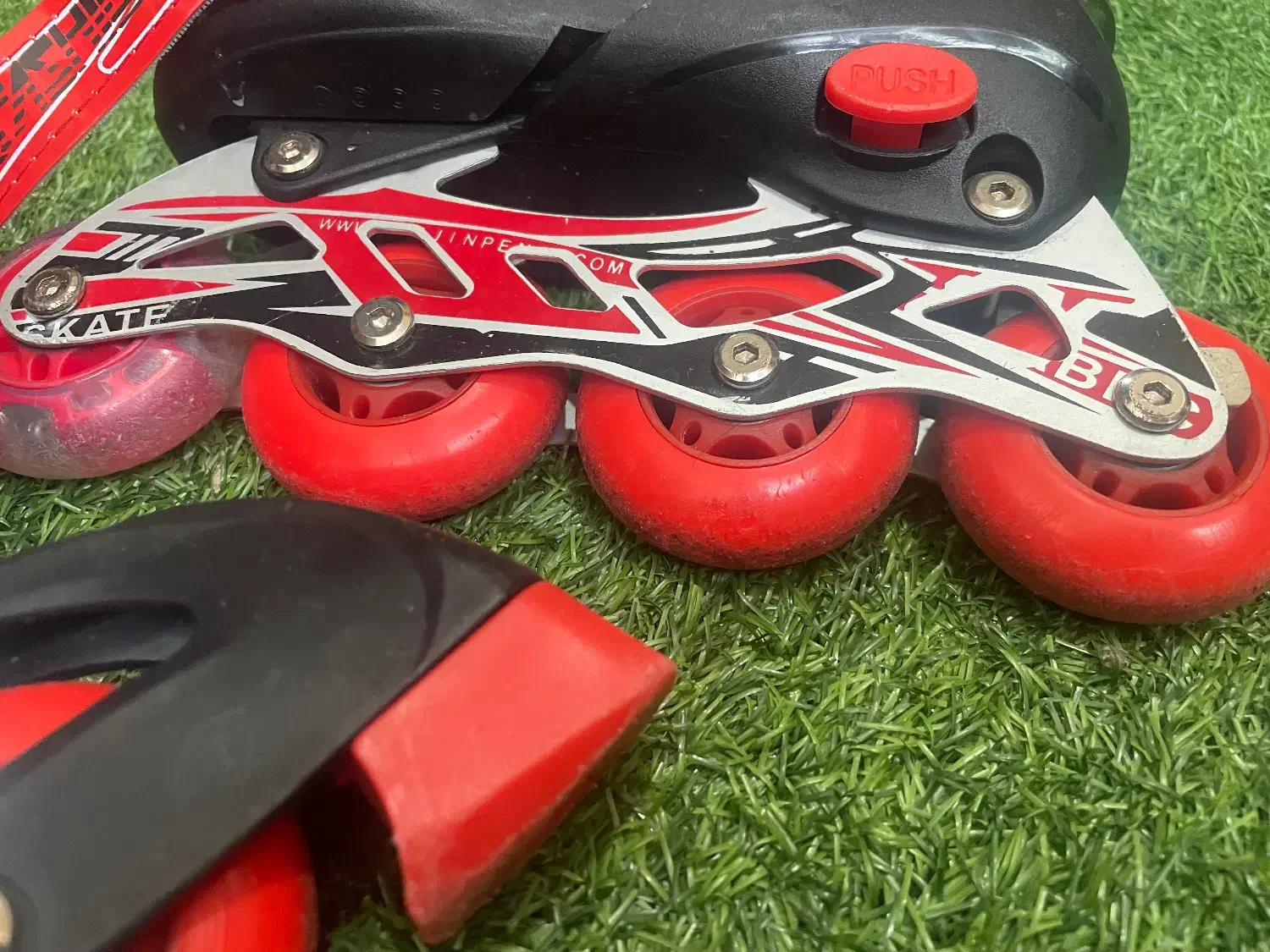 اسکیت قرمز مشکی|دوچرخه، اسکیت، اسکوتر|رشت, خمیران زاهدان|دیوار