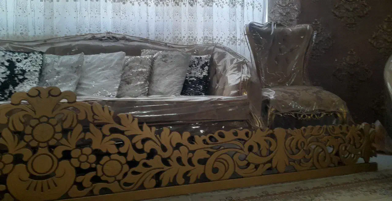 کتیبه سلطنتی تاجدار به طول ۳.۸۰|پرده، رانر، رومیزی|تهران, قصر فیروزه ۲|دیوار