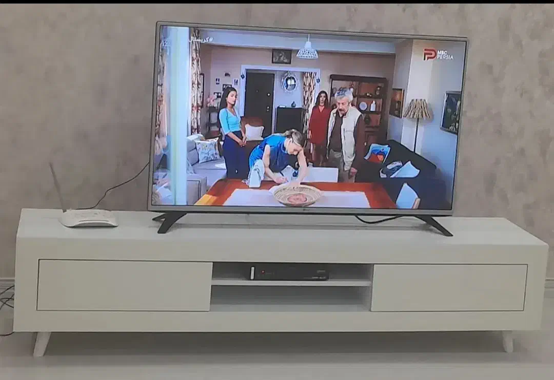 تلوزیون۳۲ اینچ ال ای دی مارک الجی و میز تلوزیون|تلویزیون و پروژکتور|بندرعباس, |دیوار