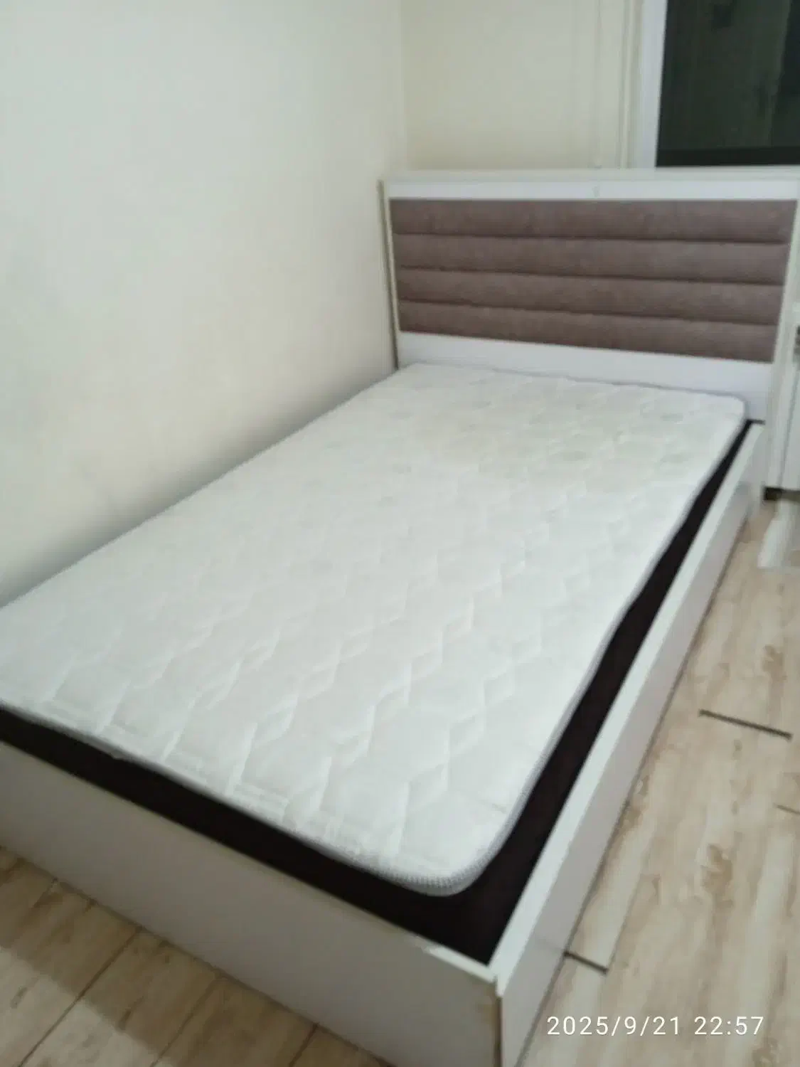 تخت خواب یک و نیم نفره به همراه تشک طبی|تخت و سرویس خواب|آمل, |دیوار