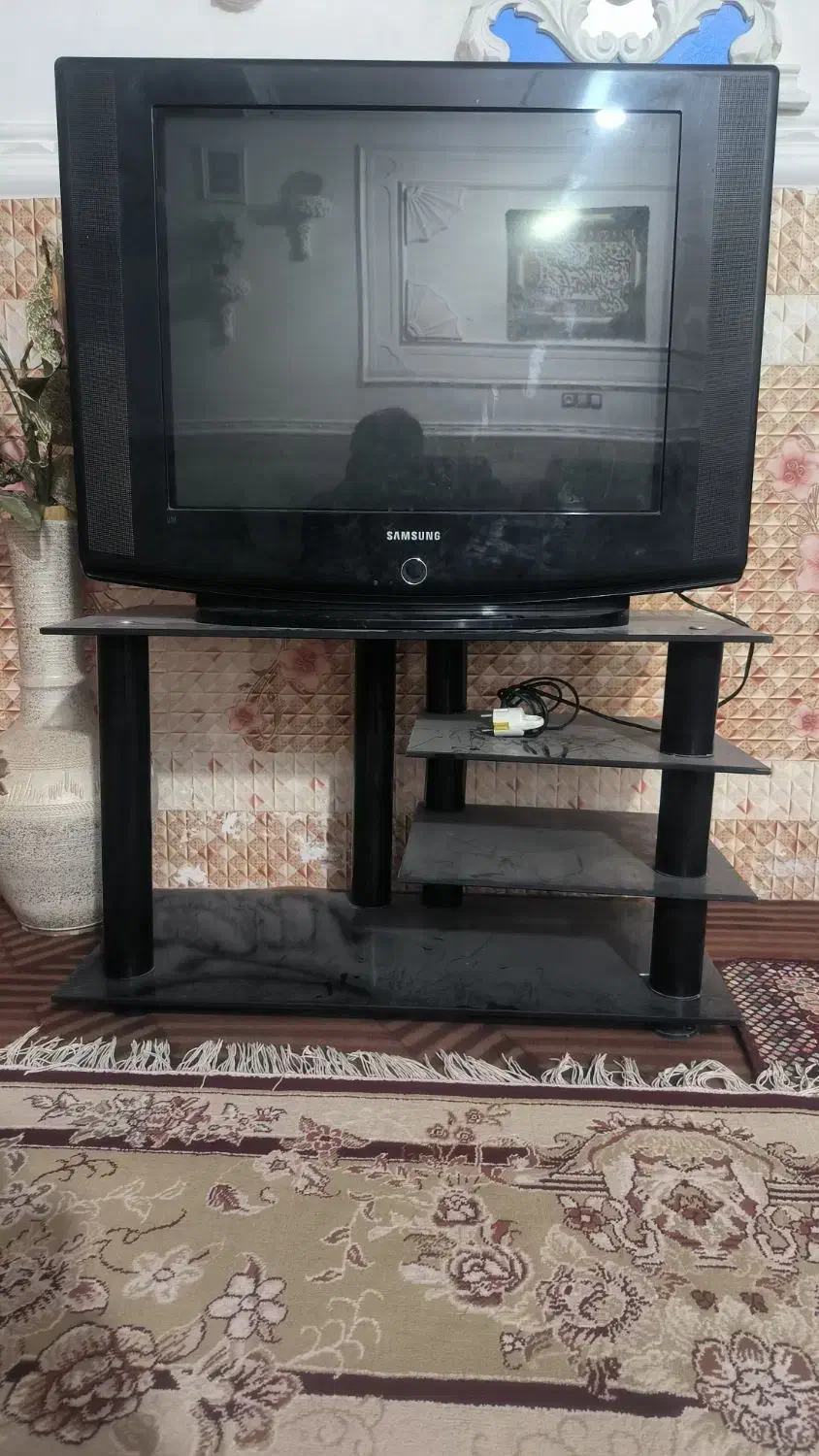 تلویزیون 29 اینچ و همراه میز شیشه ای 5میلیون تومان|تلویزیون و پروژکتور|خاش, |دیوار