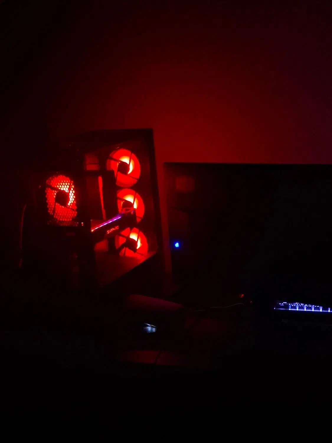 کیس گیمینگ و مانیتور|رایانه رومیزی|شیراز, ریشمک|دیوار