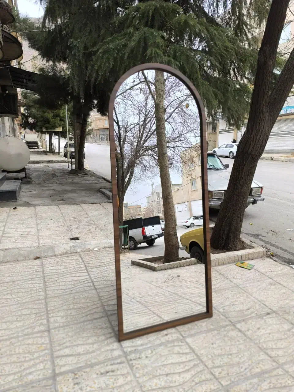 آینه الیتوس|آینه|شاهینشهر, نظامی|دیوار