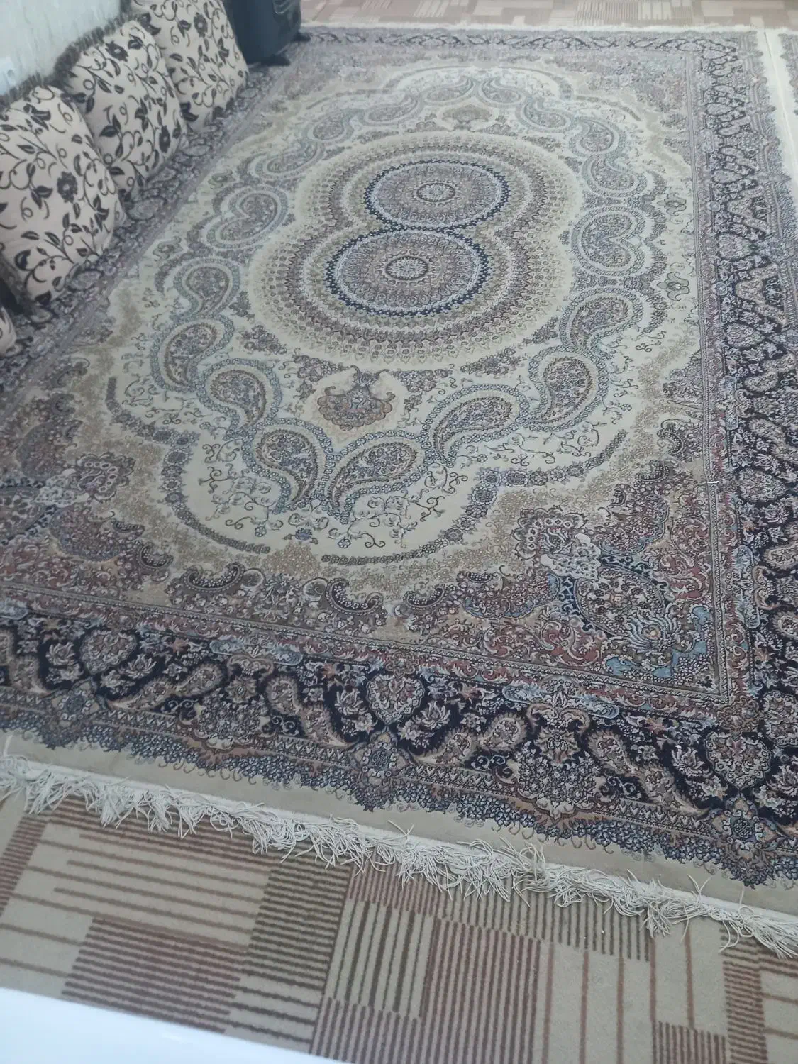 فرش کرم تمیز در حد نو|فرش|لامرد, |دیوار