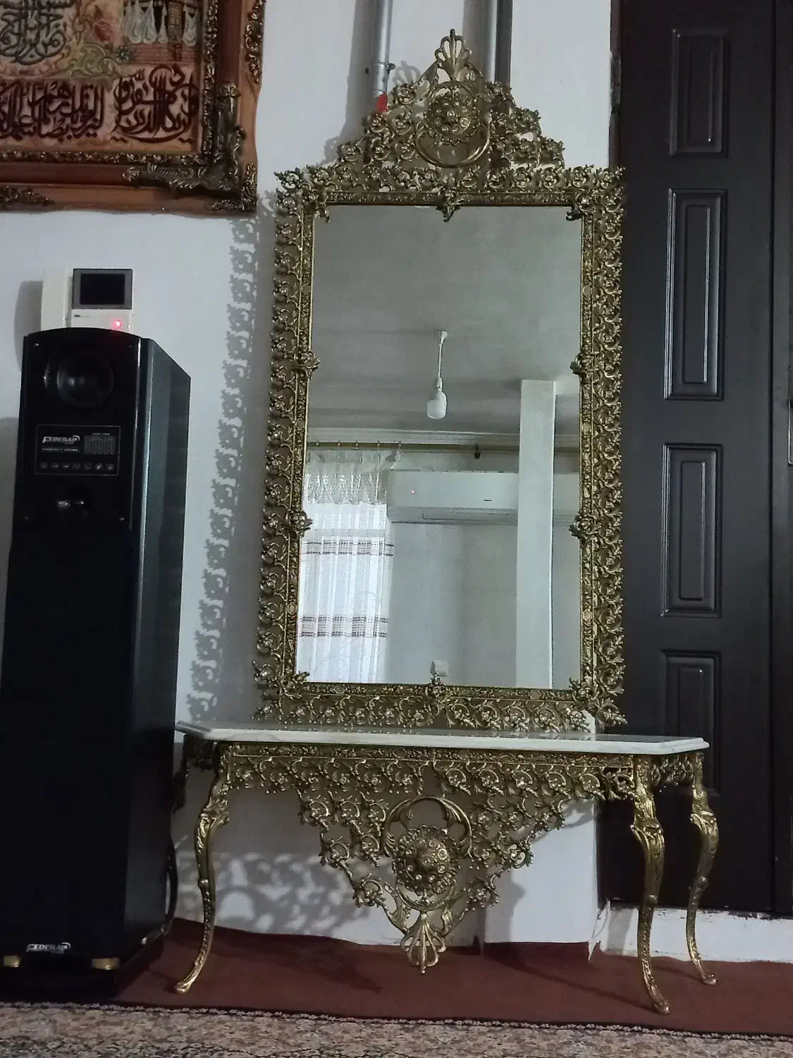 آینه|آینه|میانه, |دیوار