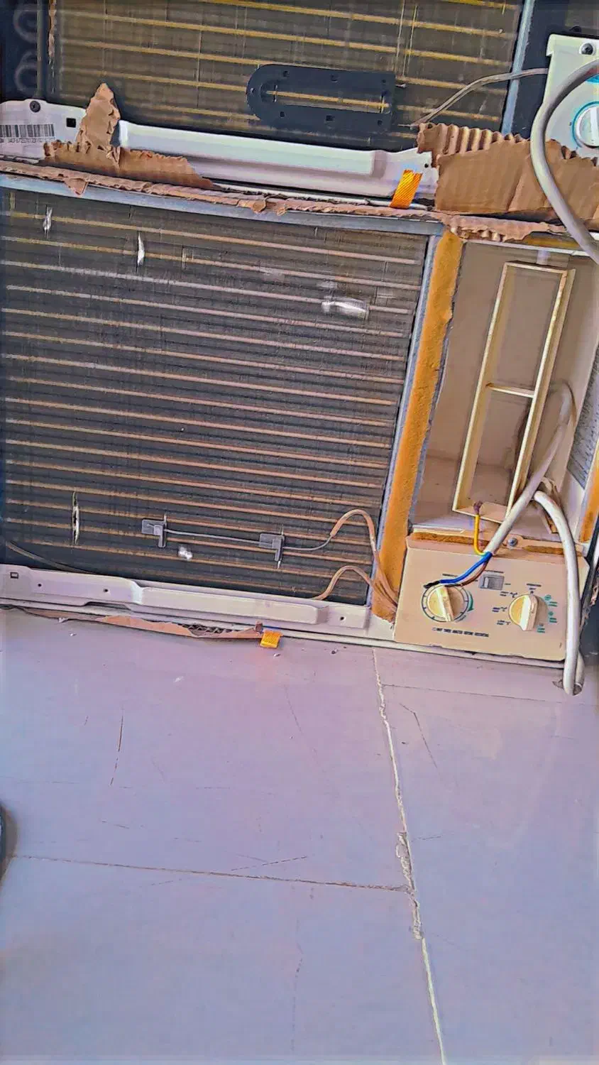 کولر پنجره ای در سمساری کوهی زاده|کولر گازی و فن‌کوئل|سیریک, |دیوار