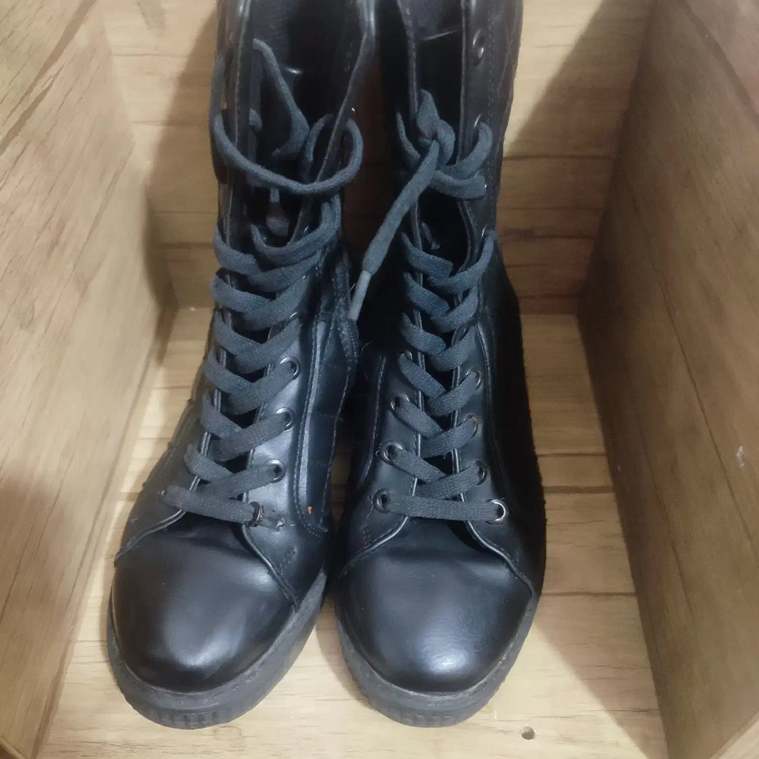 کفش پوتین|کیف، کفش، کمربند|قدس, شهر‌قدس|دیوار