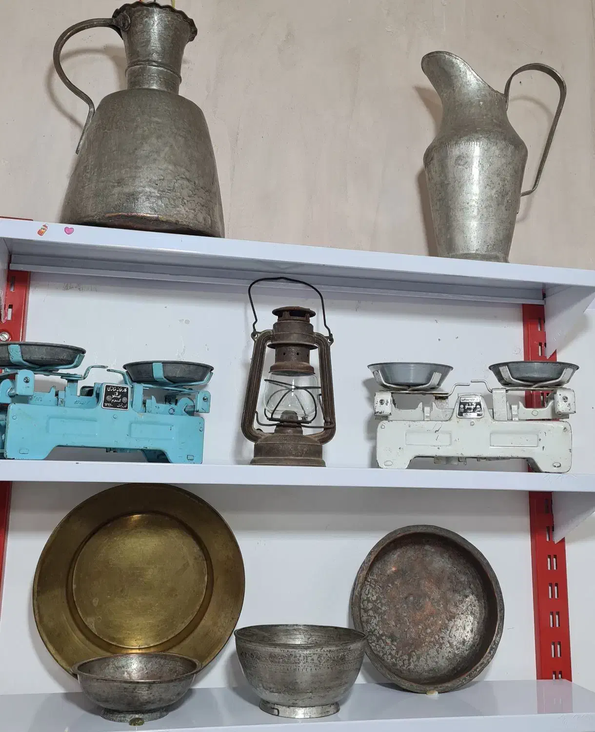 ظروف مسی قاجاری کهنه ، ترازو و فانوس|کلکسیون اشیاء عتیقه|قزوین, |دیوار