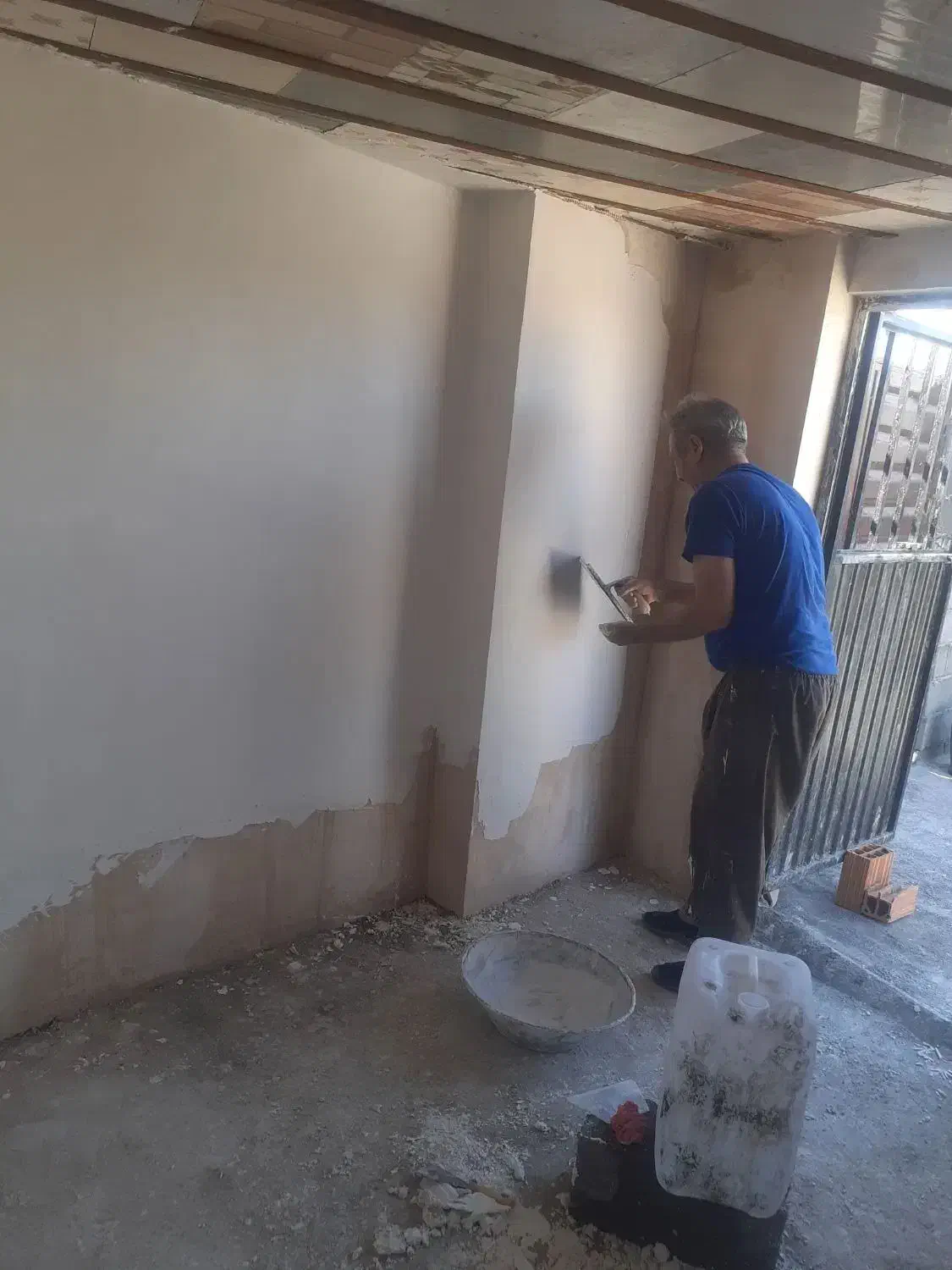 دیوارچینی سیمانکاری گچکاری لکه گیری نصب درب پنجره|خدمات پیشه و مهارت|آشخانه, |دیوار