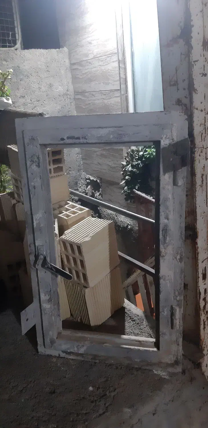 پنجره آهنی کوچک در اندازه ۴۶در ۷۶|مصالح و تجهیزات ساختمان|پاوه, |دیوار