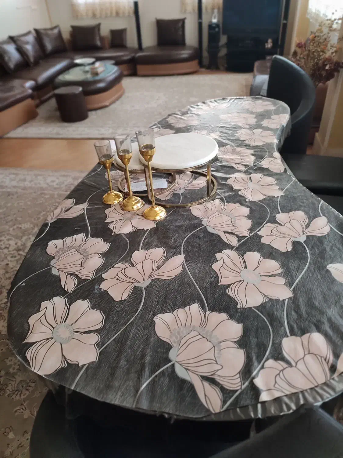 مبل راحتی چرم باضافه میز ناهارخوری ۸ نفره|مبلمان خانگی و میز عسلی|بروجرد, |دیوار