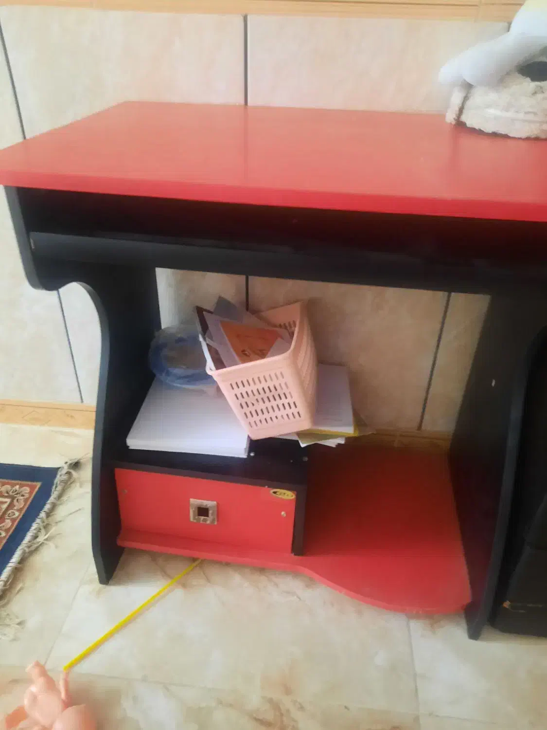 میز کامپیوتر  در حد نو|میز تحریر و کامپیوتر|صحنه, |دیوار