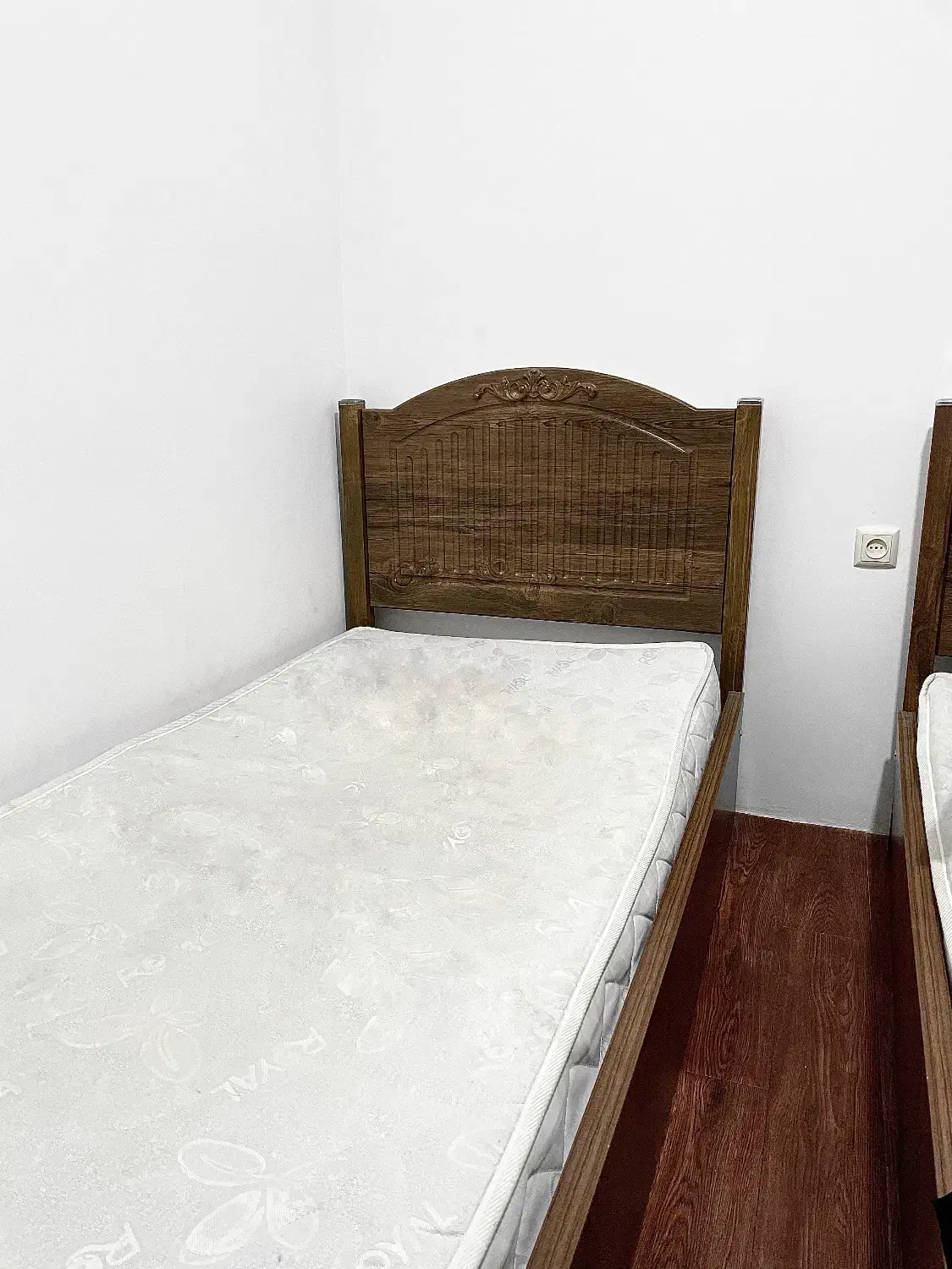 تخت خواب تک نفره همراه با تشک (۲عدد)|تخت و سرویس خواب|آستارا, |دیوار