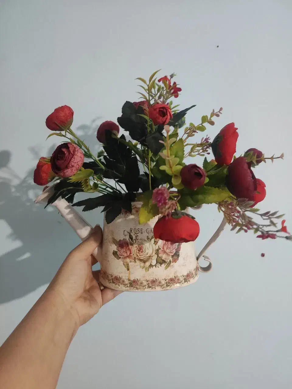 تعدادی گل و گلدان دکوری|گل مصنوعی|اراک, |دیوار