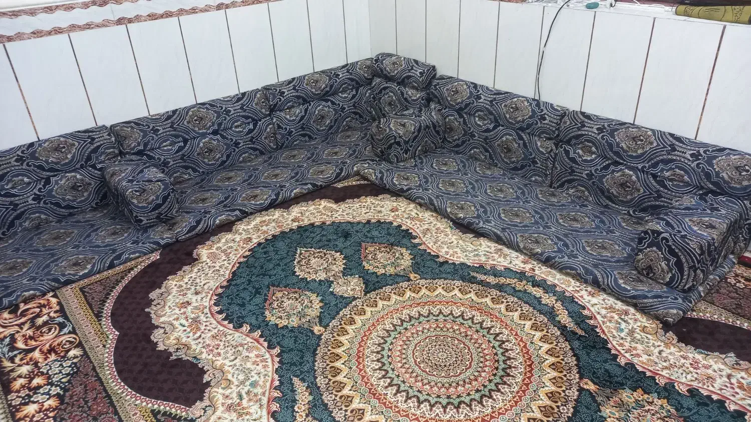 پشتی خلیجی|رختخواب، بالش، پتو|اهواز, کوی علوی|دیوار