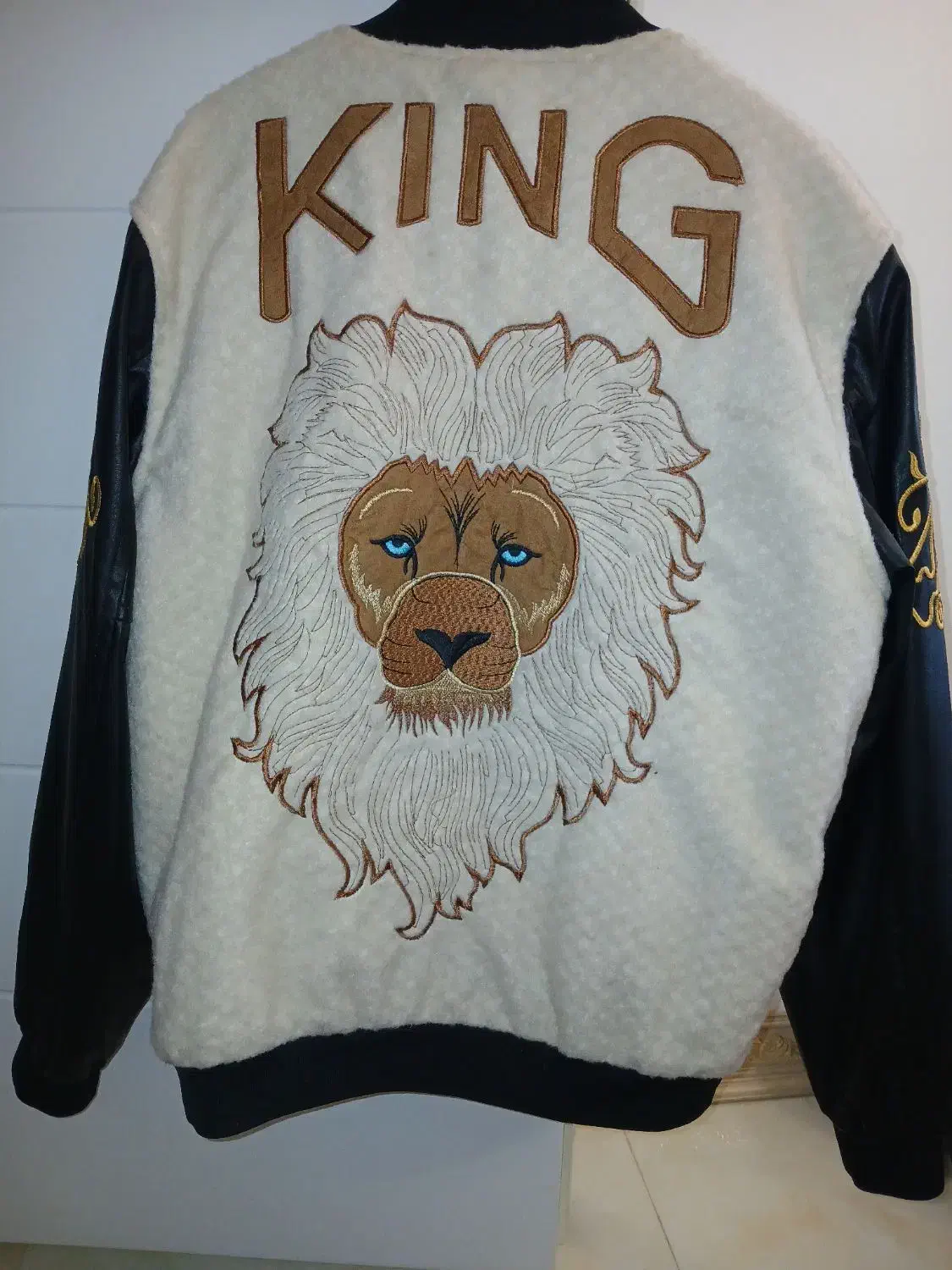 بامبر|لباس|قم, دانشگاه قم|دیوار