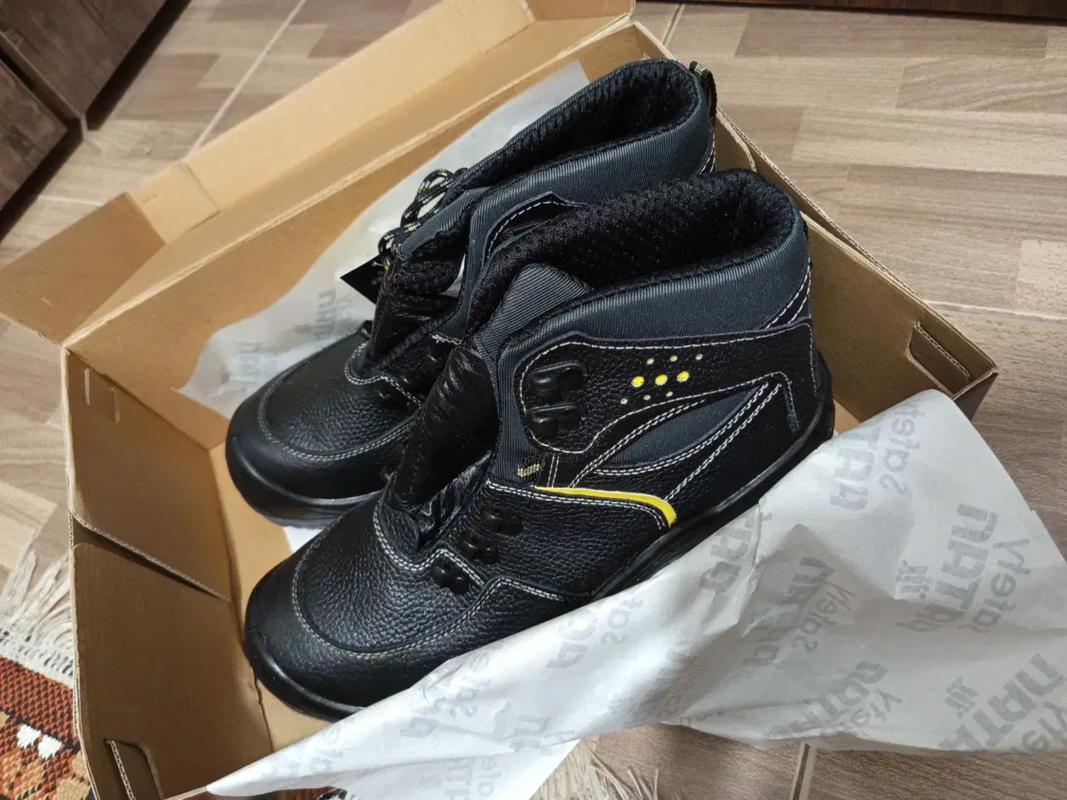 کفش کار|کیف، کفش، کمربند|خمام, |دیوار