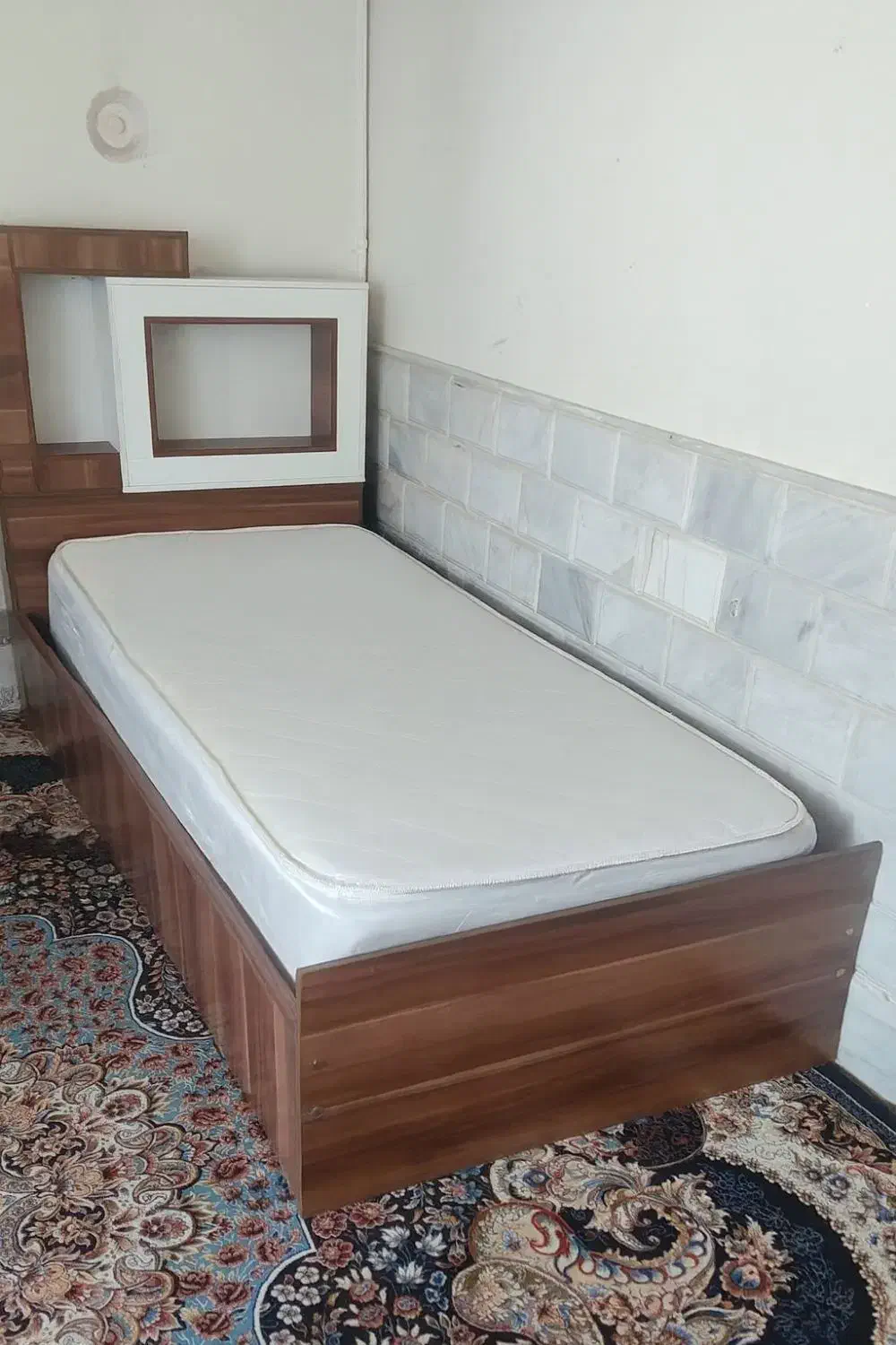 تخت خواب تک نفره با هدبورد|تخت و سرویس خواب|کاشان, کوچه باسکول|دیوار